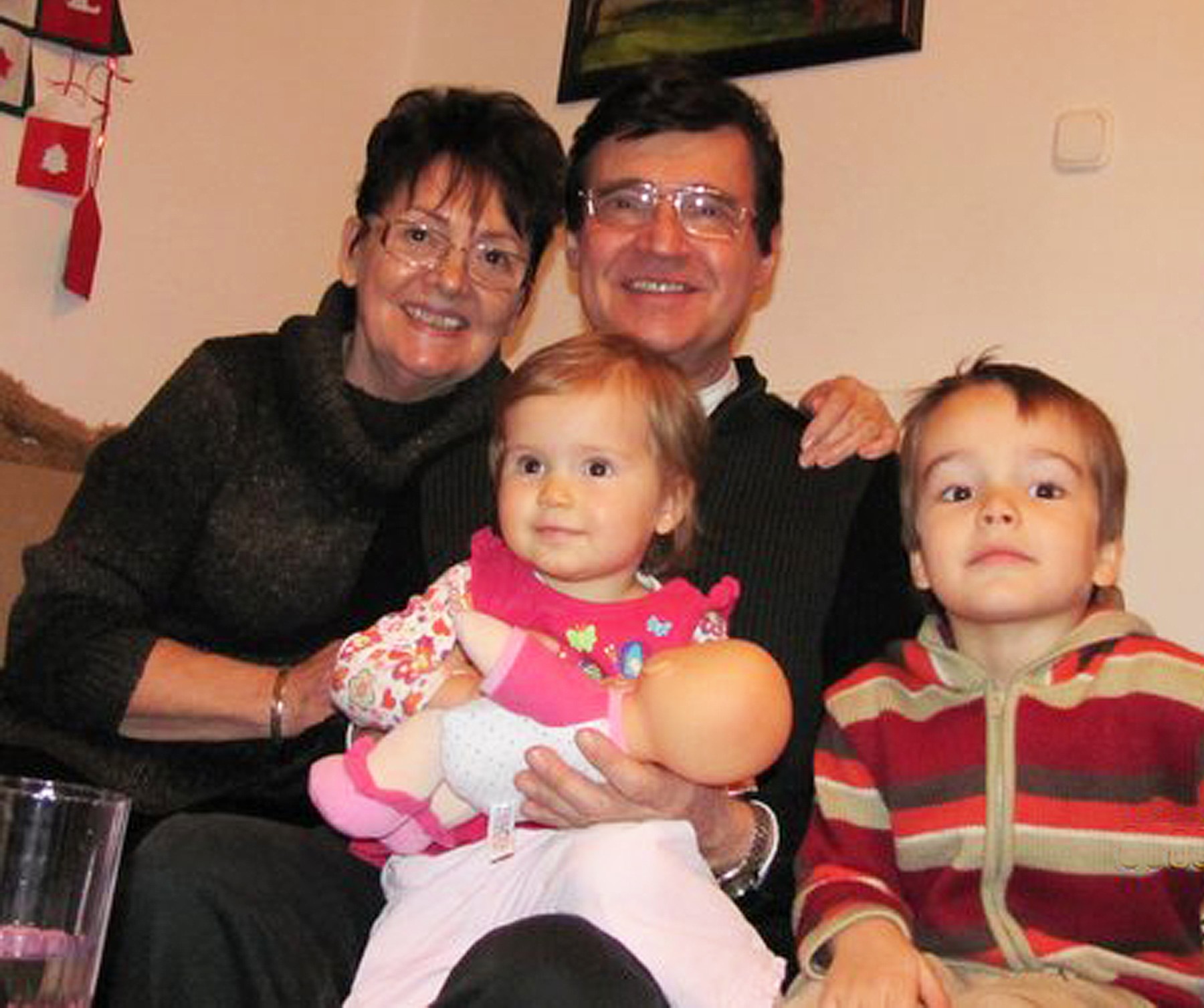 Poór Péter felesége és unokái - Story - Story