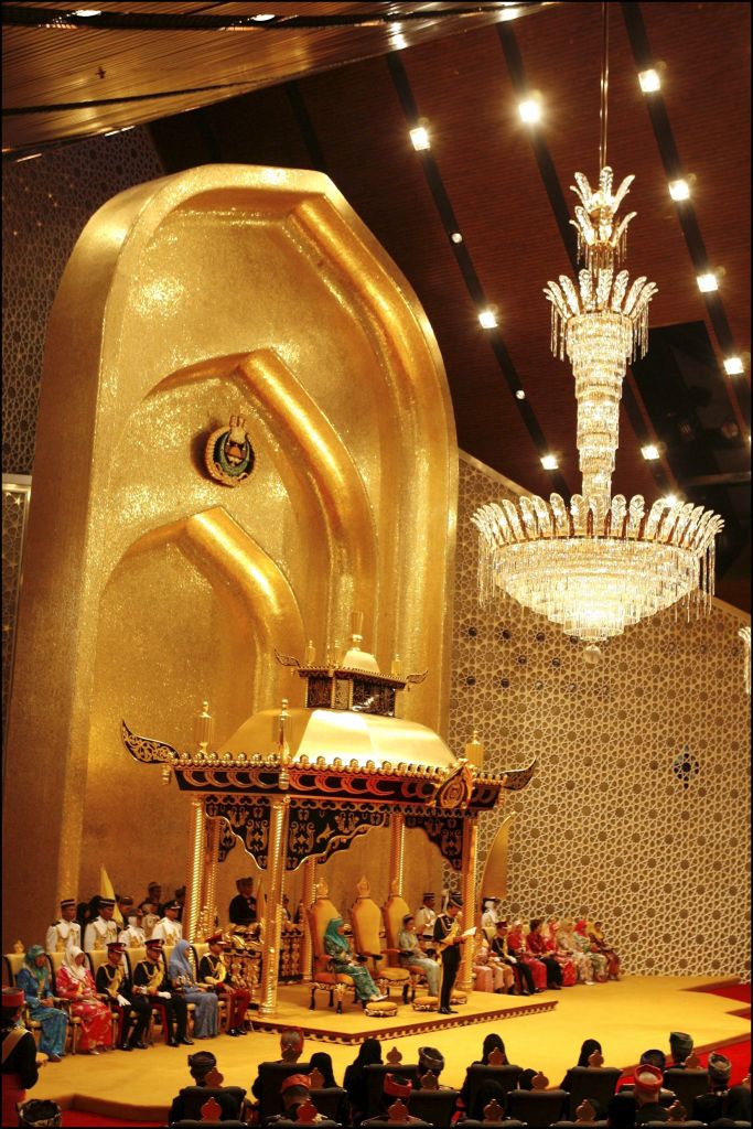 Uralkodói trón - Story - Story