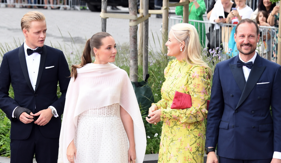 kiralyicsaladnyitokep - Story