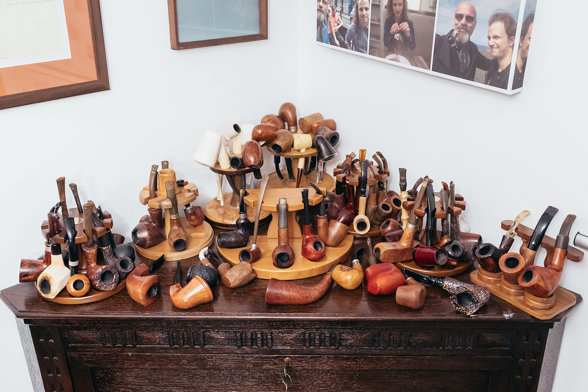 Dolgozó szoba pipagyüjtemény - Story - Story