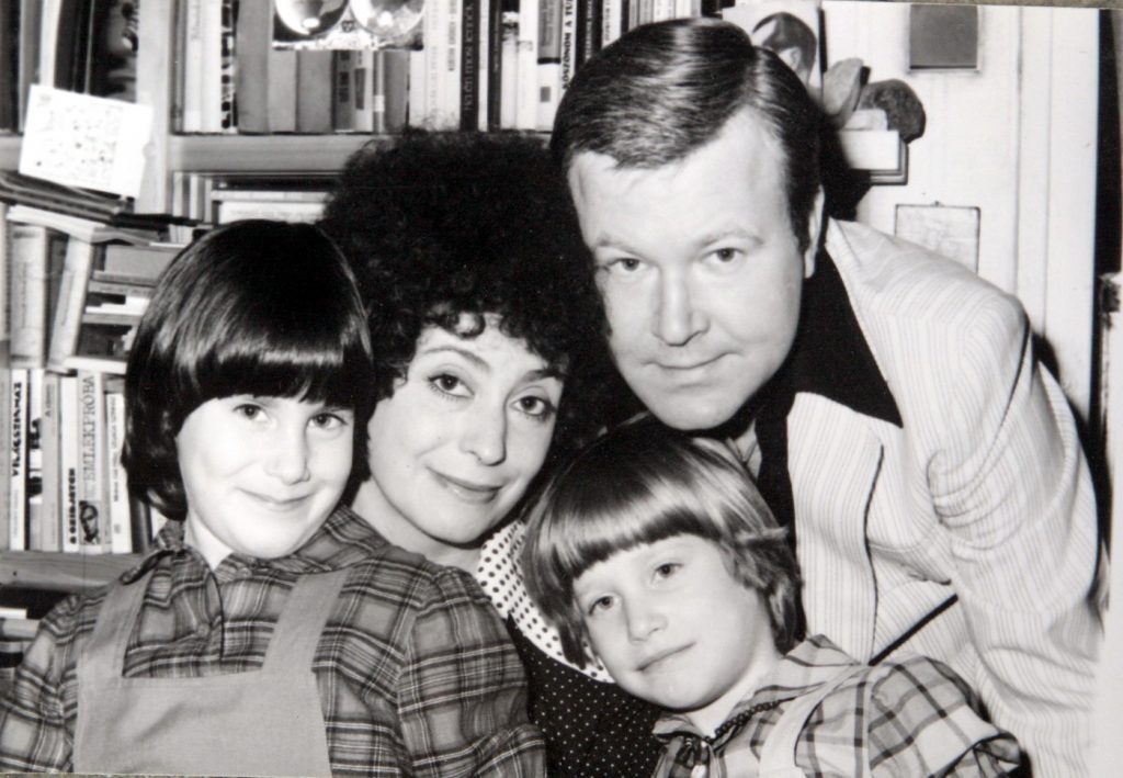 Gálvölgyi János és családja felesége Judit és lányai Dorka és Eszter - Story