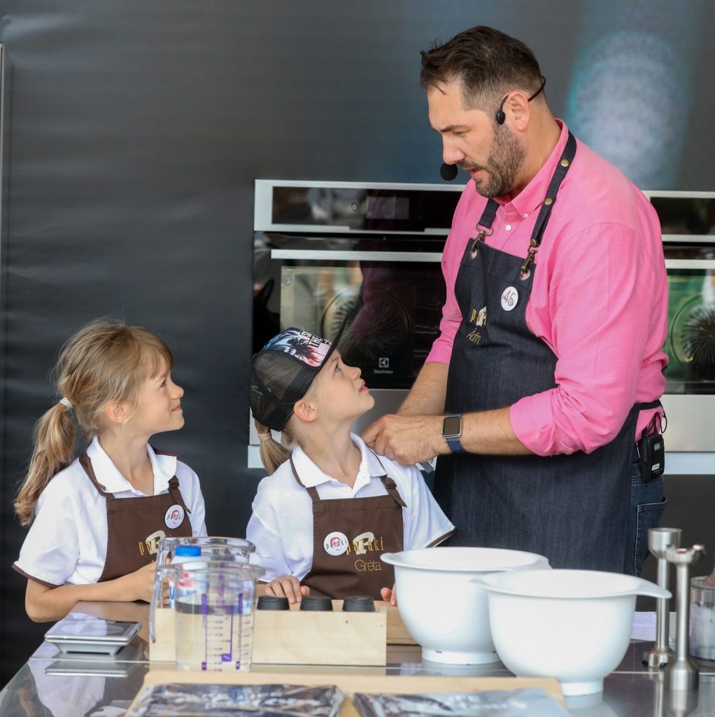 Pataki Ádám és lányai Anna és Gréta - Story