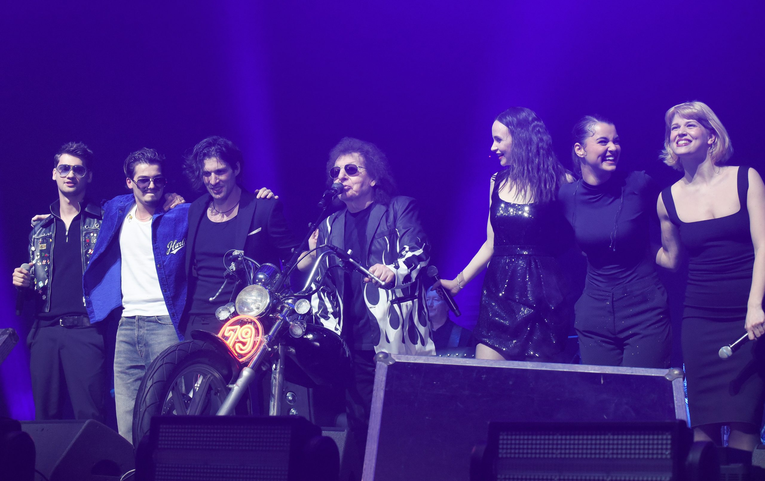 B-j Kirády Marcell Marics Péter Ember Márk Demjén Ferenc Törőcsik Franciska Kovács Harmat Márkus Luca - Story - Story