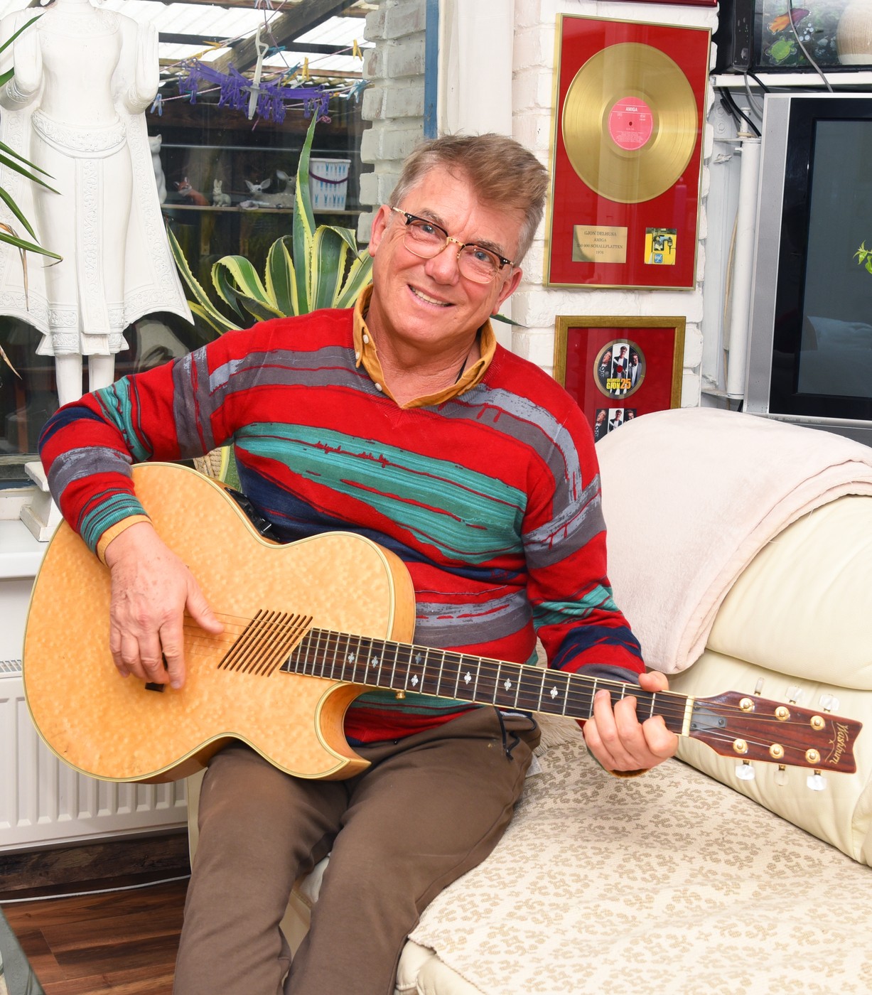 Delhusa Gjon - Story - Story