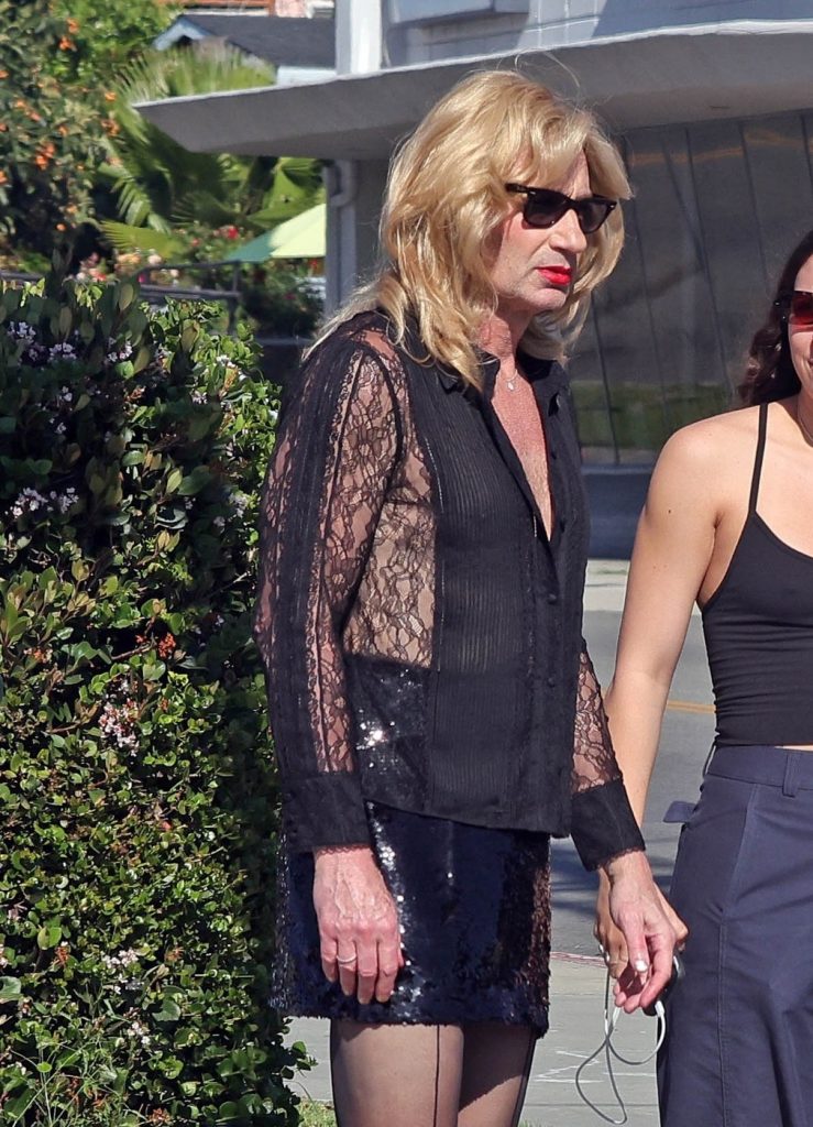 PREMIUM-EXCLUSIVE X Files actor David Duchovny steps into character dressed as a woman while filming Soapbox in Los Angeles - Story