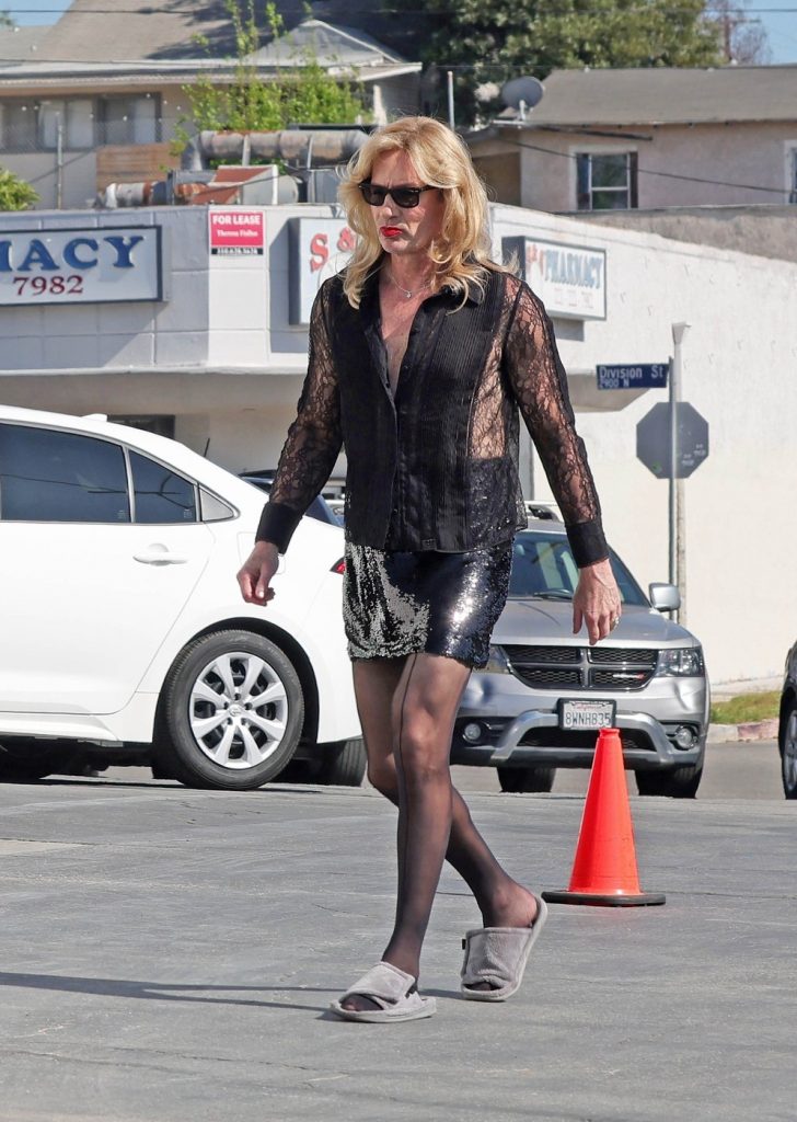 PREMIUM-EXCLUSIVE X Files actor David Duchovny steps into character dressed as a woman while filming Soapbox in Los Angeles - Story