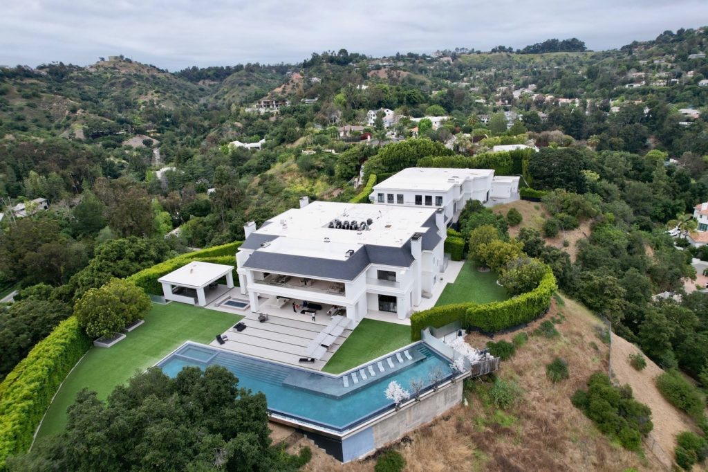 EXCLUSIVE Ben Affleck hands over his interest in M Beverly Hills mansion to Jennifer Lopez for free - Story